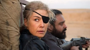 A Private War trailer: H Rosamund Pike ρίχνεται ηρωικά στην μάχη της ενημέρωσης