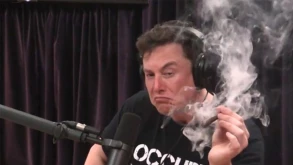 Ο Elon Musk καπνίζει μαριχουάνα και μιλάει για ηλεκτρικά αεροπλάνα