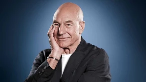 O Sir Patrick Stewart είναι πια και επίσημα στο cast του νέου Charlie’s Angels
