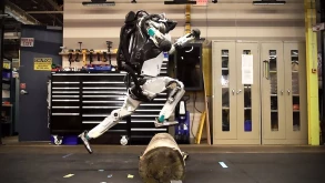Δείτε το απίστευτο Atlas ρομπότ της Boston Dynamics να κάνει parkour [ΒΙΝΤΕΟ]