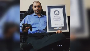 Μπήκε στο Βιβλίο Γκίνες για τα 1,691 platinum trophies του στο PlayStation