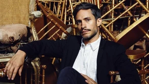 O Gael García Bernal υπέγραψε για τη νέα αστυνομική σειρά του Showtime