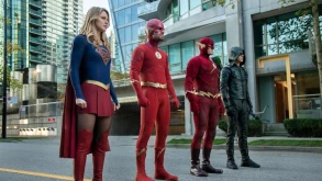 Elseworlds: Νέες φωτογραφίες και trailer για το Arrowverse crossover που φέρνει τα πάνω-κάτω