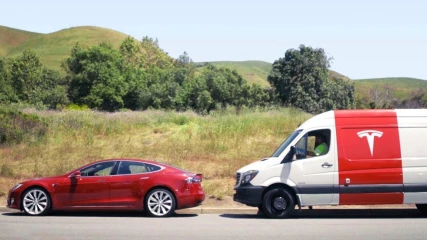 Πιθανή συνεργασία Tesla και Mercedes για ηλεκτρικό βαν