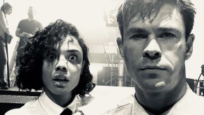 Men in Black International: Οι Chris Hemsworth και Tessa Thompson οπλίζουν και παίρνουν θέση (φωτο)