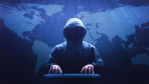 Hacker μιλάει στο θύμα του μέσω της κάμερας ασφαλείας