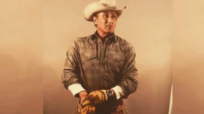 Rambo 5: Ο Sylvester Stallone φωτογραφίζεται με το εμβληματικό τόξο του