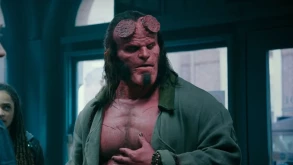 HELLBOY: Ο David Harbour έχει ένα έντονο τετ-α-τετ στο νέο στιγμιότυπο