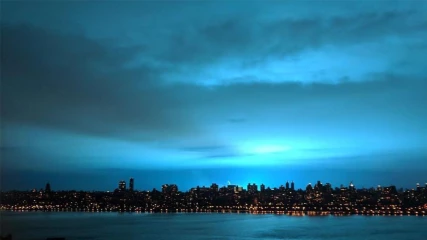 Έκρηξη σε μετασχηματιστή ρεύματος έκανε τον ουρανό της Νέας Υόρκης μπλε