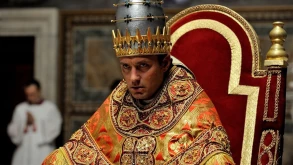 The New Pope: Πρώτη ματιά στους Jude Law και John Malkovich (φωτο)
