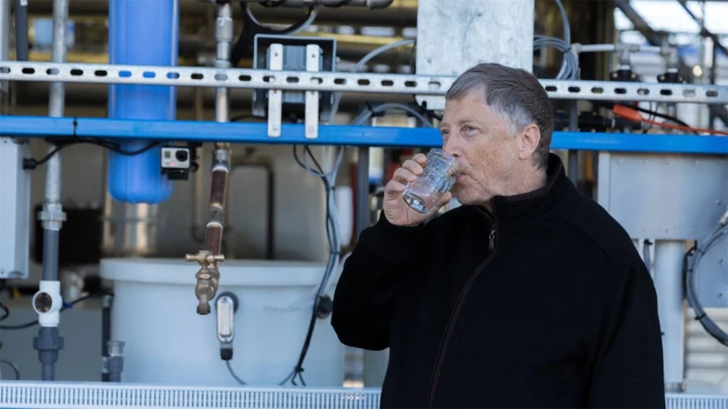 Ο Bill Gates δοκιμάζει νερό από ανθρώπινα λύματα