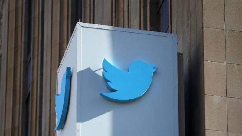 Twitter εναντίον YouTube