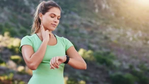 Τα fitness trackers υπερεκτιμούν τις θερμίδες που καίτε
