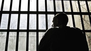 Βραχιόλια με GPS για χιλιάδες κρατούμενους στο Ηνωμένο Βασίλειο