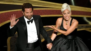 Η Lady Gaga και ο Bradley Cooper ερμηνεύουν το 'Shallow' φέρνοντας λάμψη επί σκηνής