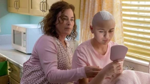 The Act trailer | Η Joey King μας συστήνεται ως μία κοπέλα που οδηγείται σε ένα φρικτό έγκλημα
