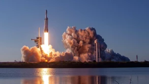 Η SpaceX προσγειώνει και τους τρεις πυραύλους του Falcon Heavy για πρώτη φορά