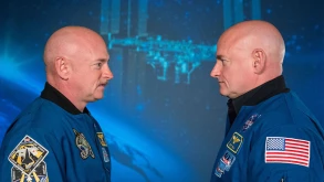 Η NASA συγκρίνει δίδυμους για να καταλάβει τί συμβαίνει στο ανθρώπινο σώμα στο διάστημα
