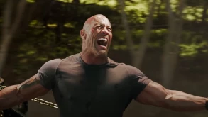 Hobbs and Shaw: Στο νέο trailer o "The Rock" κατεβάζει... ελικόπτερα με τα χέρια του! 