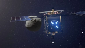 Ο αστεροειδής Ryugu πριν και μετά τον "πυροβολισμό" του Hayabusa2