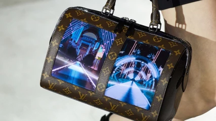 Η Louis Vuitton εξοπλίζει τις τσάντες της με ελαστικές οθόνες