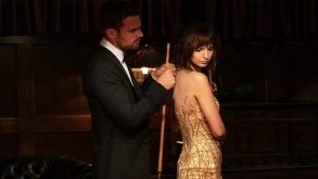 Lying and Stealing trailer | Οι Theo James και Emily Ratajkowski στήνουν μία μεγάλη κομπίνα
