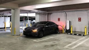 Tesla πιάνει φωτιά σε πάρκινγκ