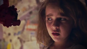 Freaks trailer | Ένας πατέρας προειδοποιεί την κόρη του ότι έξω καραδοκούν απίστευτοι κίνδυνοι