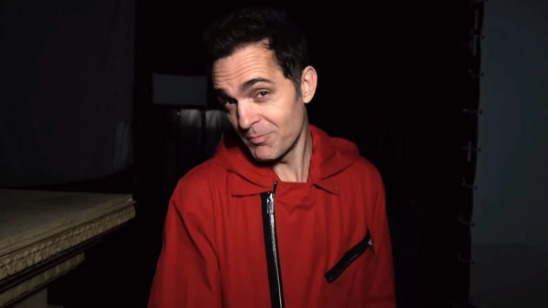 La Casa De Papel 3: Tι δουλειά έχει ο Berlin στη φωτογράφηση του cast; [ΒΙΝΤΕΟ]
