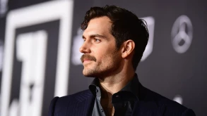 O Henry Cavill ως Sherlock πλάι στην Enola Holmes της Millie Bobby Brown