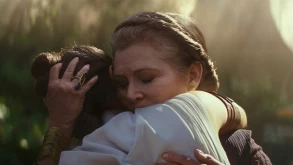 Star Wars:  Η "Rey" θυμάται τι της είπε στο αυτί η Carrie Fisher στη σκηνή που αγκαλιάζονται