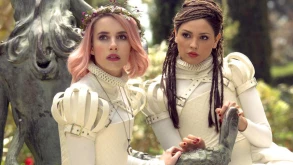 Paradise Hills trailer | H Emma Roberts ξεσκεπάζει ένα υποκριτικό savoir vivre