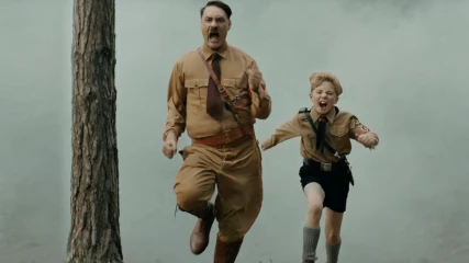 Jojo Rabbit trailer | Ο Taika Waititi μεταμορφώνεται σε Hitler και δίνει συμβουλές σε ένα δεκάχρονο
