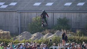 Πιλότος hoverboard πέφτει στη θάλασσα στην προσπάθειά του να διασχίσει το Στενό της Μάγχης [BINTEO]