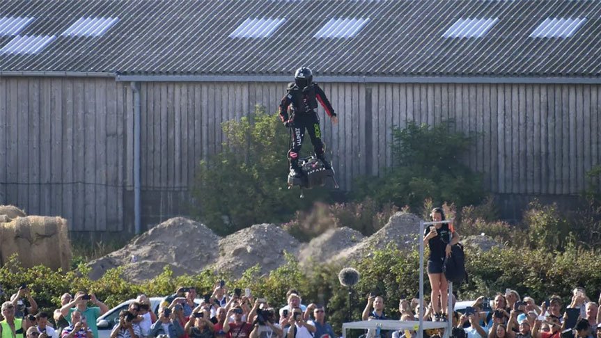 Πιλότος hoverboard πέφτει στη θάλασσα στην προσπάθειά του να διασχίσει το Στενό της Μάγχης [BINTEO]