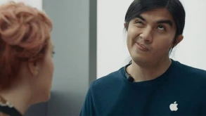 Η Samsung μετά το Galaxy Note 10 κατεβάζει τις διαφημίσεις που κορόιδευε την Apple για το headphone jack