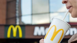 Τα "οικολογικά" χάρτινα καλαμάκια των McDonald's δεν μπορούν να ανακυκλωθούν