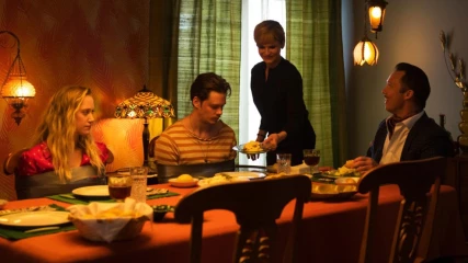 Villains trailer | Οι Bill Skarsgård και Maika Monroe μπαίνουν κρυφά σε ένα σπίτι για να κλέψουν