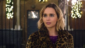Στο νέο trailer του ‘Last Christmas’ η Emilia Clarke μπαίνει στο πνεύμα των Χριστουγέννων