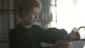 Στο ‘Radioactive’ η Rosamund Pike μεταμορφώνεται στην Marie Curie (ΒΙΝΤΕΟ)