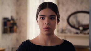 Στο νέο trailer του Dickinson η Hailee Steinfeld αντιστέκεται στις μόδες της εποχής
