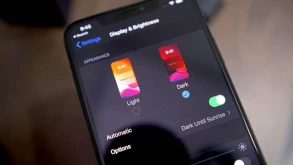 Το dark mode του iPhone μπορεί να εξοικονομήσει έως και 30% μπαταρία (ΒΙΝΤΕΟ)