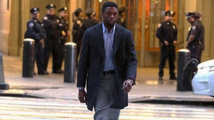21 Bridges: O Boseman βάζει προσωπικό στοίχημα με τον χρόνο και τη δικαιοσύνη (ΒΙΝΤΕΟ)