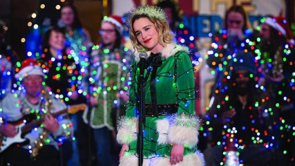 Last Christmas: Η Emilia Clarke γίνεται αθεράπευτα ρομαντική φέτος τα Χριστούγεννα (ΒΙΝΤΕΟ)