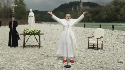 The New Pope | Ο John Malkovich θέλει να γίνει Πάπας στην θέση του Jude Law (ΒΙΝΤΕΟ)