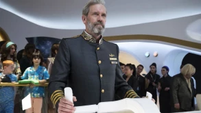 Ο Hugh Laurie κρατάει το τιμόνι της διαστημικής σατιρικής σειράς ‘Avenue 5’ (ΒΙΝΤΕΟ)