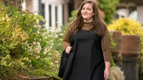 Στη 2η σεζόν του ‘Shrill’ η Aidy Bryant πάει για ριζικές αλλαγές στη ζωή της (BINTEO)