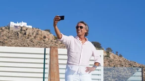 Στο ‘Greed’ ο Steve Coogan γίνεται ένας σύγχρονος Κροίσος και πάει Μύκονο (ΒΙΝΤΕΟ)