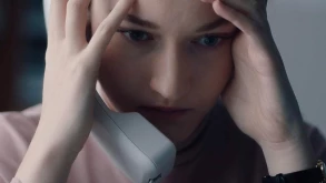 Στο ‘The Assistant’ η Julia Garner έρχεται αντιμέτωπη με ένα εργασιακό αδιέξοδο (ΒΙΝΤΕΟ)