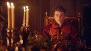 Στο ‘Miracle Workers: Dark Ages’ ο τροχός γυρίζει για τον Daniel Radcliffe (ΒΙΝΤΕΟ)